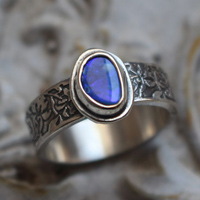 Iris bleu, bague fleur en argent opale boulder