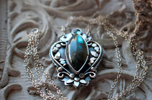 Inaccessible éden, collier fleurs du jardin en argent et labradorite