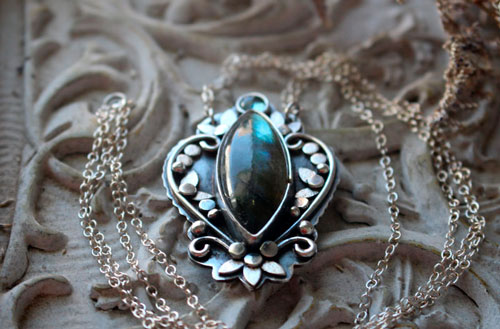 Inaccessible Eden, collier fleurs du jardin en argent et labradorite