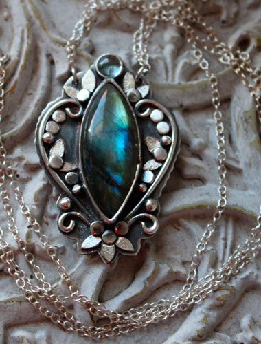Inaccessible éden, collier fleurs du jardin en argent et labradorite