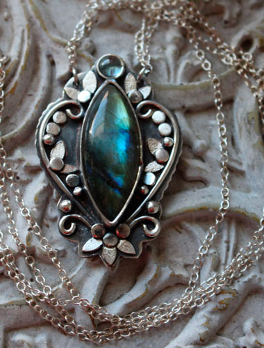 Inaccessible Eden, collier fleurs du jardin en argent et labradorite