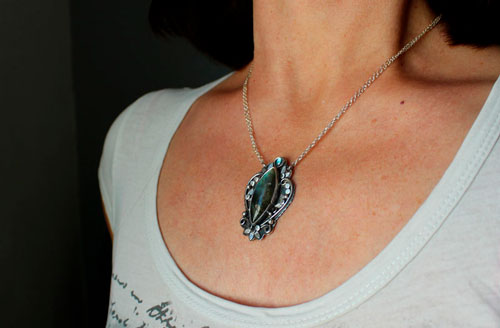 Inaccessible Eden, collier fleurs du jardin en argent et labradorite