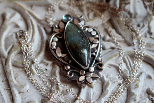 Inaccessible éden, collier fleurs du jardin en argent et labradorite
