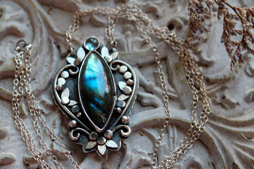 Inaccessible Eden, collier fleurs du jardin en argent et labradorite