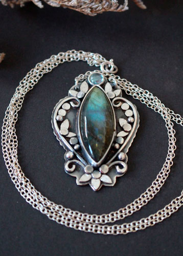 Inaccessible éden, collier fleurs du jardin en argent et labradorite
