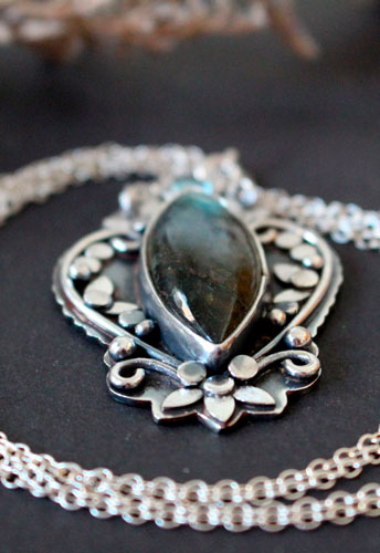Inaccessible éden, collier fleurs du jardin en argent et labradorite