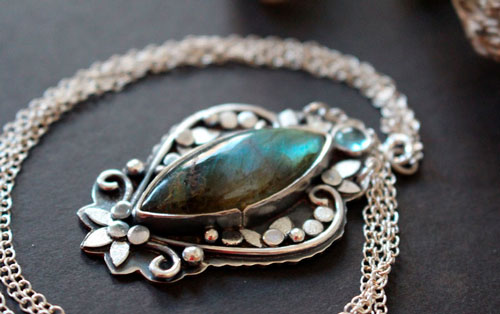 Inaccessible éden, collier fleurs du jardin en argent et labradorite