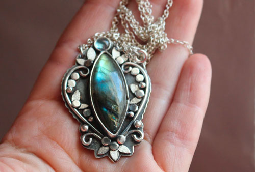 Inaccessible éden, collier fleurs du jardin en argent et labradorite