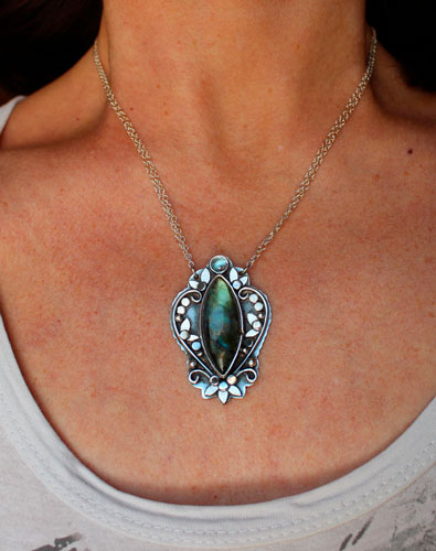 Inaccessible Eden, collier fleurs du jardin en argent et labradorite