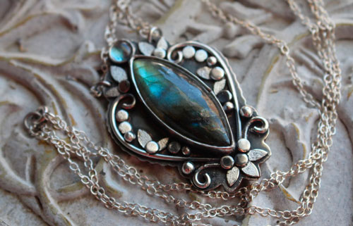 Inaccessible Eden, collier fleurs du jardin en argent et labradorite