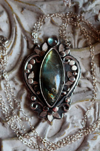 Inaccessible Eden, collier fleurs du jardin en argent et labradorite