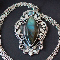 Inaccessible Eden, collier fleurs du jardin en argent et labradorite