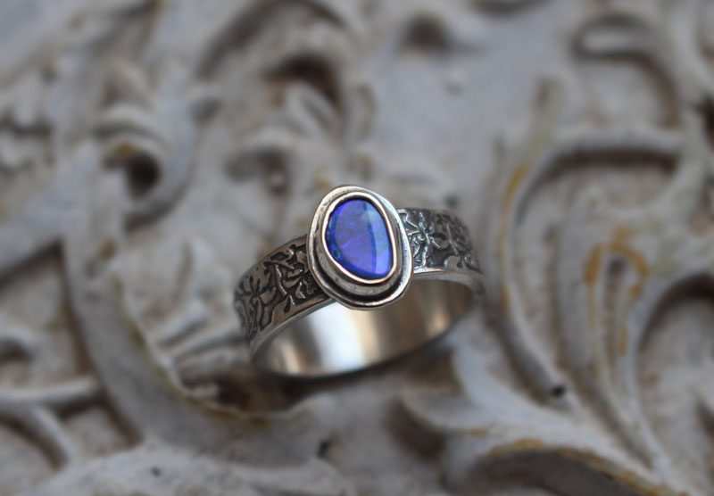 Iris bleu, bague fleur en argent opale boulder