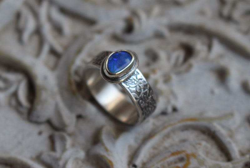 Iris bleu, bague fleur en argent opale boulder