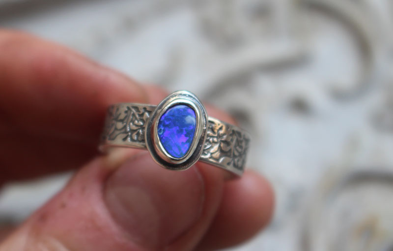 Iris bleu, bague fleur en argent opale boulder