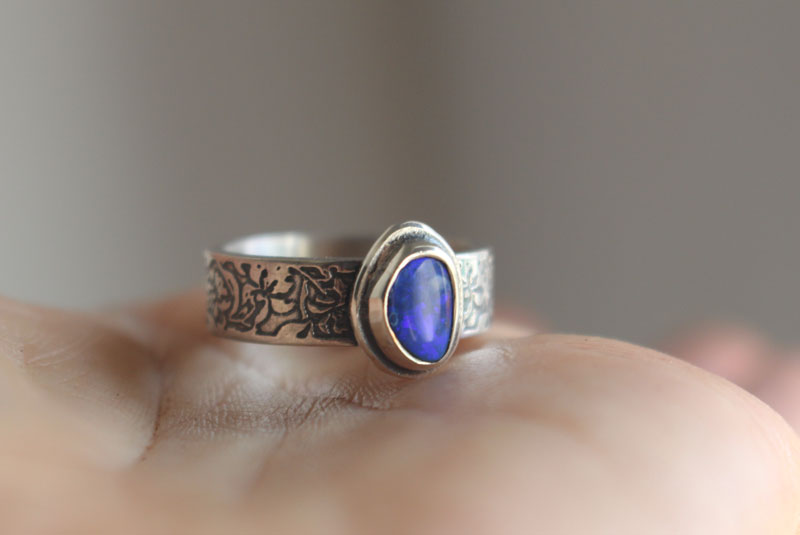 Iris bleu, bague fleur en argent opale boulder