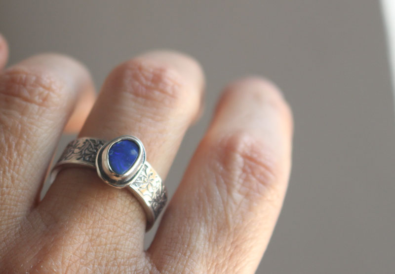 Iris bleu, bague fleur en argent opale boulder