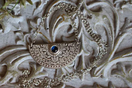 Jardin de l’heure bleue, collier crépuscule en argent et saphir bleu