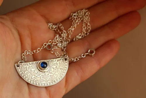 Jardin de l’heure bleue, collier crépuscule en argent et saphir bleu