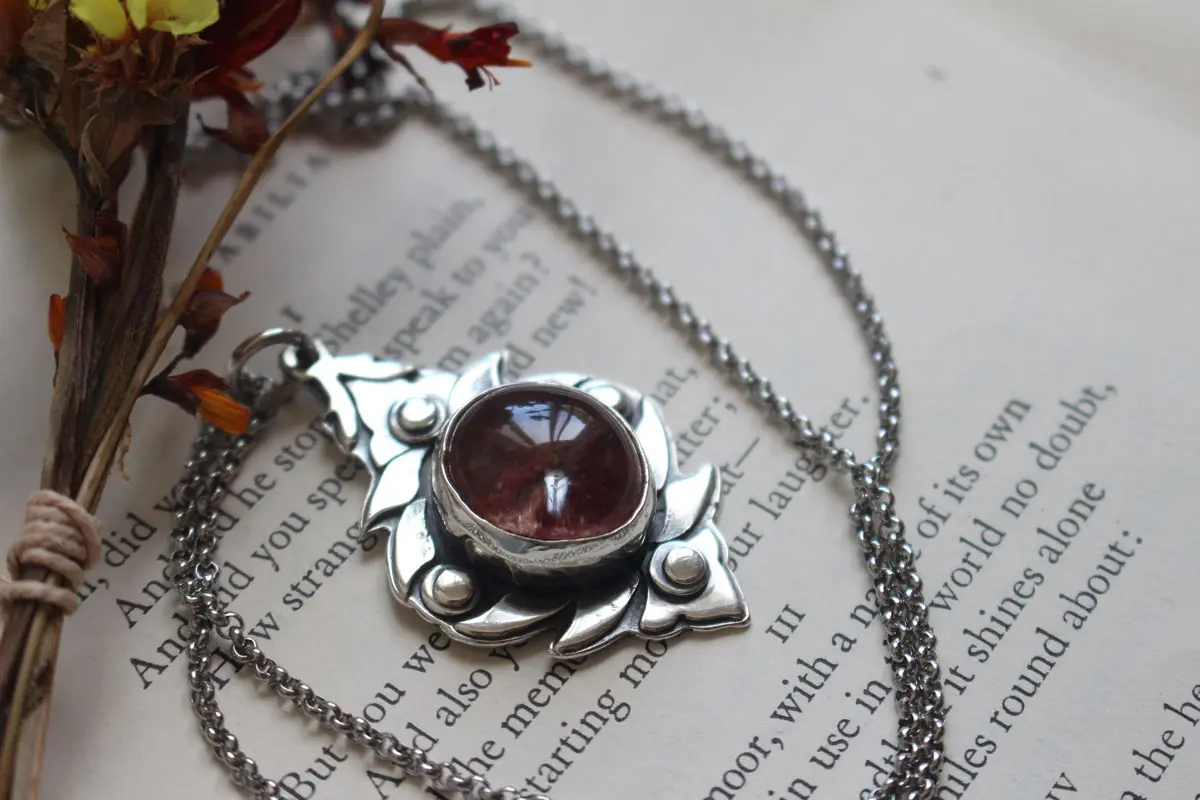 Jardin de mousse, pendentif baroque en argent et quartz fantôme