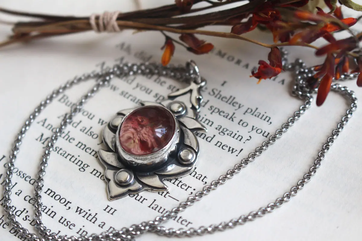 Jardin de mousse, pendentif baroque en argent et quartz fantôme