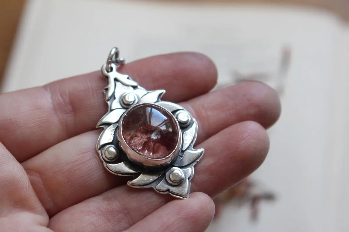 Jardin de mousse, pendentif baroque en argent et quartz fantôme