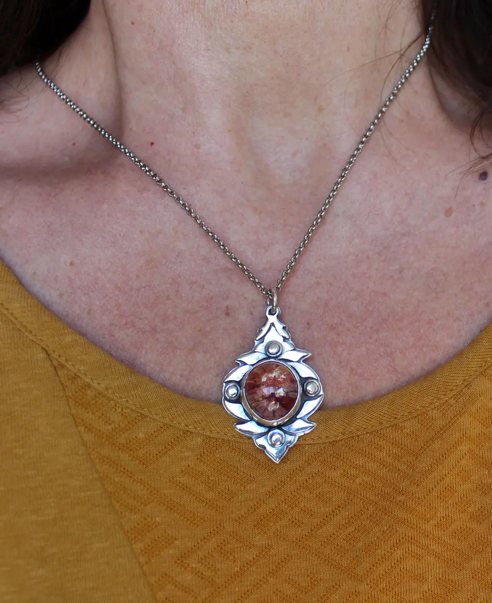 Jardin de mousse, pendentif baroque en argent et quartz fantôme