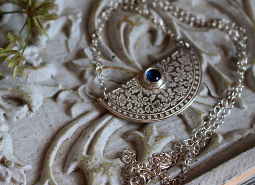 Jardin de l’heure bleue, collier crépuscule en argent et saphir bleu