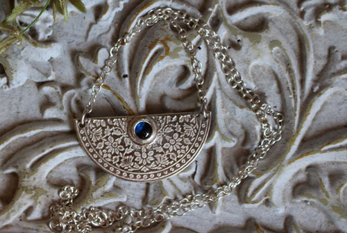 Jardin de l’heure bleue, collier crépuscule en argent et saphir bleu