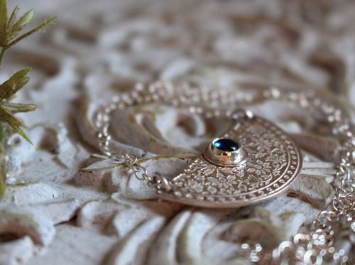 Jardin de l’heure bleue, collier crépuscule en argent et saphir bleu