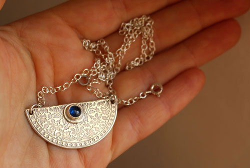 Jardin de l’heure bleue, collier crépuscule en argent et saphir bleu