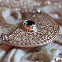 Jardin de l’heure bleue, collier crépuscule en argent et saphir bleu