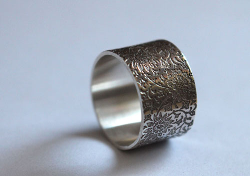 Jardin oublié, bague gravée de fleurs en argent