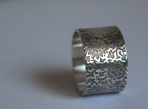 Jardin oublié, bague gravée de fleurs en argent