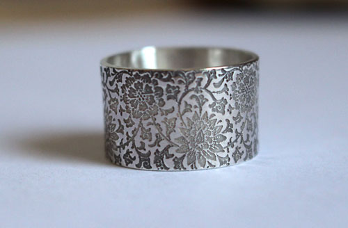 Jardin oublié, bague gravée de fleurs en argent