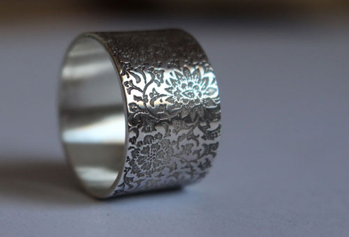 Jardin oublié, bague gravée de fleurs en argent