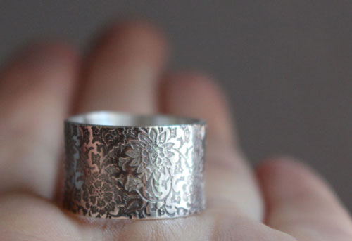 Jardin oublié, bague gravée de fleurs en argent