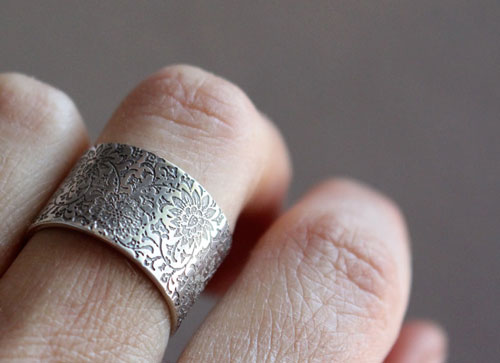 Jardin oublié, bague gravée de fleurs en argent