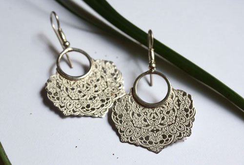 Jessamine, boucles d’oreilles fleur orientale en argent