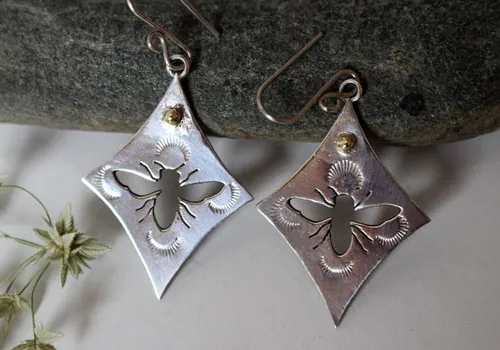 Keren, boucles d’oreilles abeilles en argent et laiton