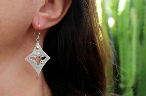 Keren, boucles d’oreilles abeilles en argent et laiton
