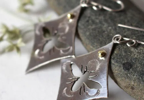 Keren, boucles d’oreilles abeilles en argent et laiton
