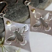 Keren, boucles d’oreilles abeilles en argent et laiton