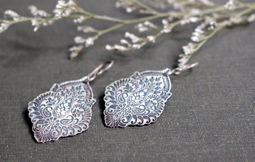 Kanan, boucles d’oreilles florales baroques en argent