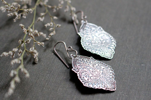 Kanan, boucles d’oreilles florales baroques en argent