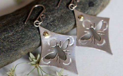 Keren, boucles d’oreilles abeilles en argent et laiton