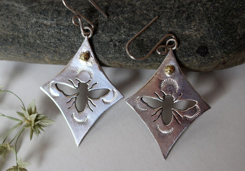 Keren, boucles d’oreilles abeilles en argent et laiton