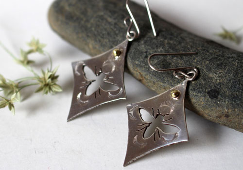 Keren, boucles d’oreilles abeilles en argent et laiton