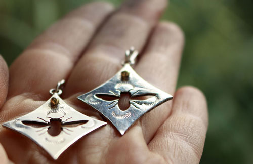 Keren, boucles d’oreilles abeilles en argent et laiton