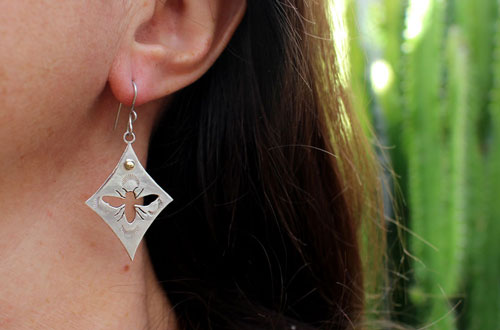 Keren, boucles d’oreilles abeilles en argent et laiton